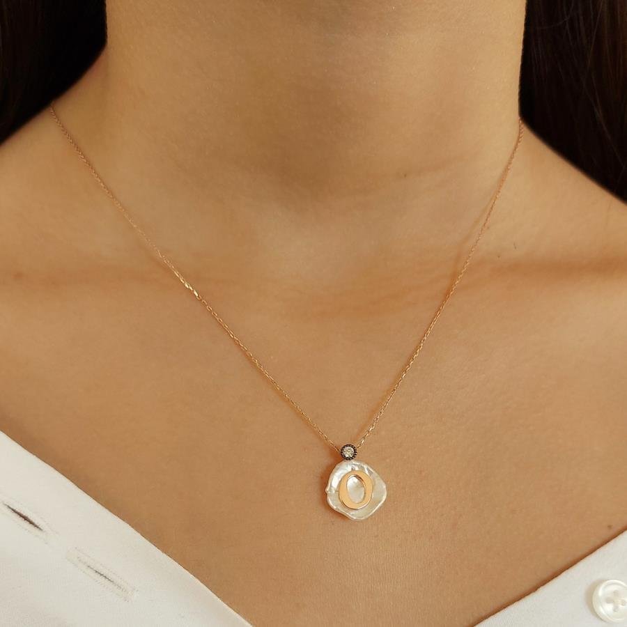 Doğal İnci Üzeri O Harfi Gümüş Bayan Kolye - CNG Jewels (1)