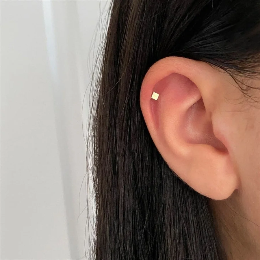 Kare Taşsız Altın Helix Piercing