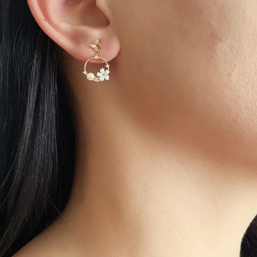 Kelebek ve Beyaz Çiçekli Gümüş Kadın Küpe - 2