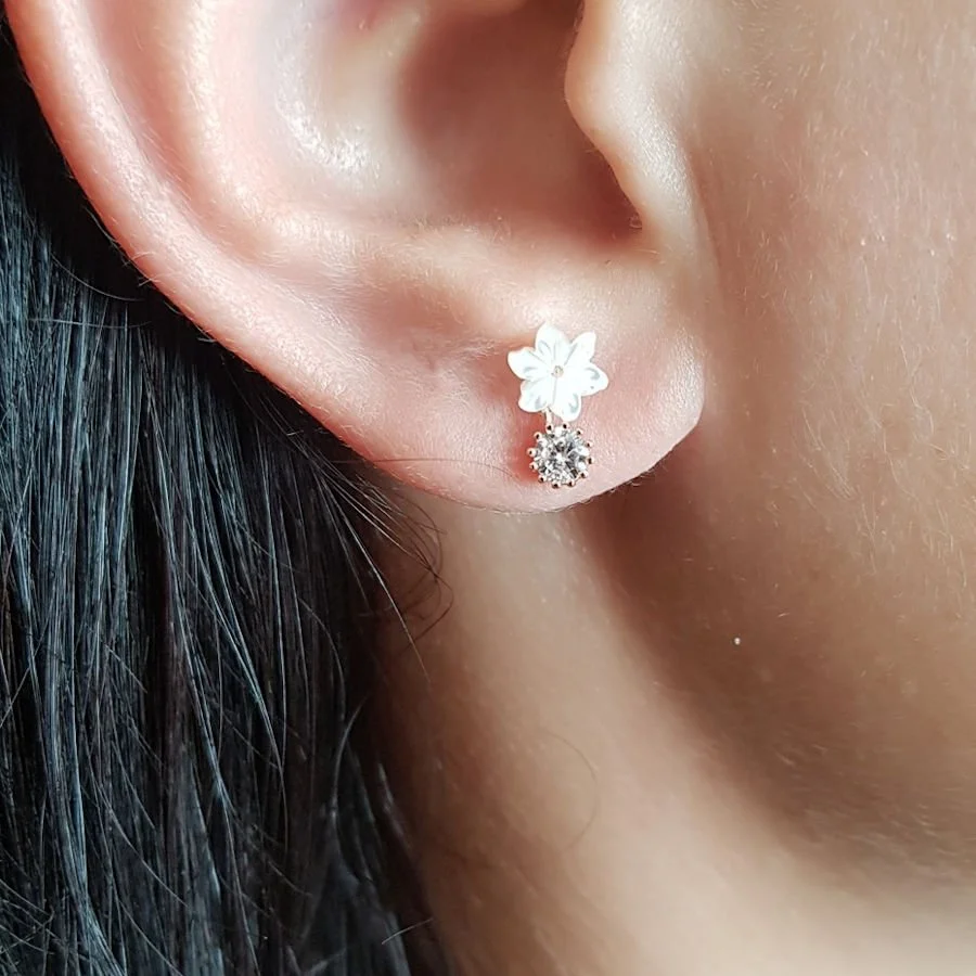 Small Mother-of-Pearl Flower Solitaire Silver Women's Earrings - 1