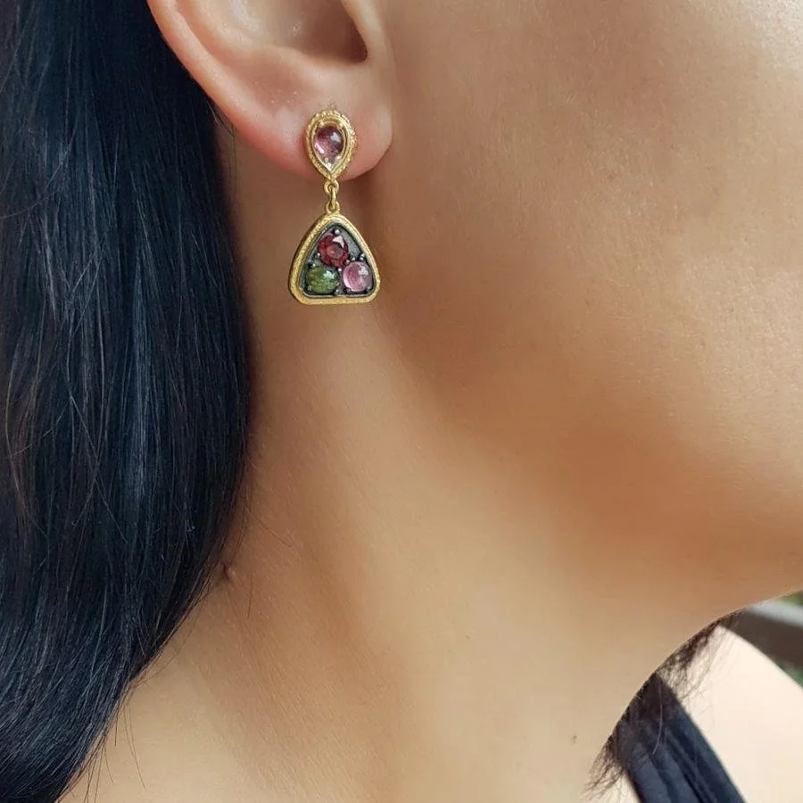 Özel Tasarım El Yapımı Sallantılı Üçgen Turmalin Granat Taşlı Gold Gümüş Kadın Küpe - 1